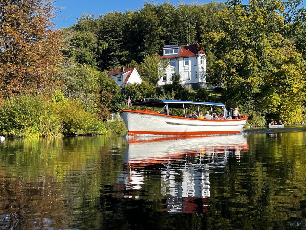 Das Boot auf der Schwentine in einer malerischen Umgebung