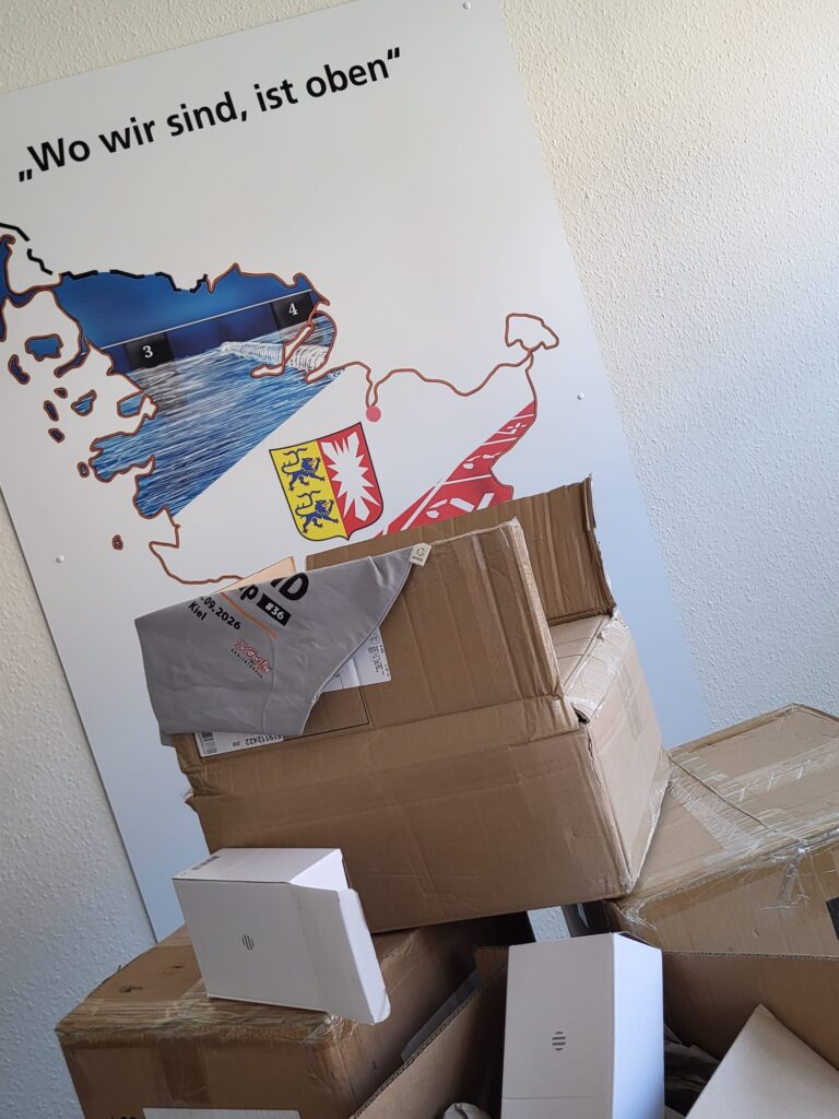 Kartons in der Geschäftsstelle zeigen etwas versteckt bedruckte Give-Aways