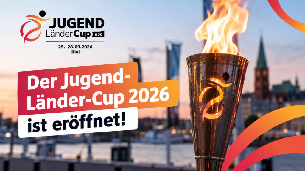 Grafik zur Eröffnung des Jugend-Länder-Cups 2026 in Kiel. Vor einem unscharfen Hintergrund mit Wasser, Hafenatmosphäre und Kieler Stadtsilhouette ist rechts eine brennende Fackel zu sehen. Links stehen das Logo des Jugend-Länder-Cups, das Datum 25.–28.09.2026, der Ort Kiel sowie die Überschrift „Der Jugend-Länder-Cup 2026 ist eröffnet!“. Die Gestaltung ist klar und modern, mit Farbverläufen in Rot, Orange und Gelb.